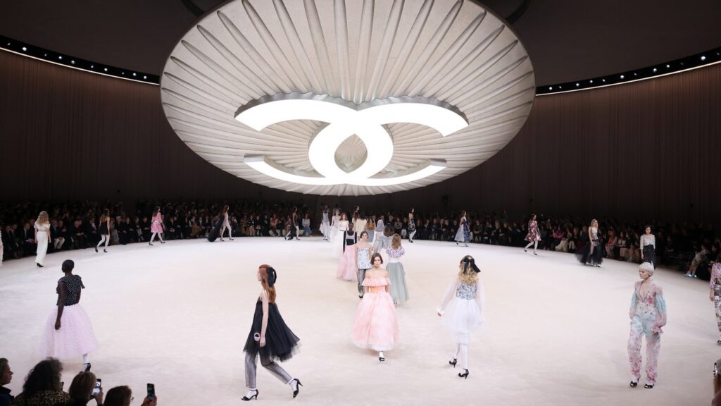 Chanel : ce qu’il faut savoir sur le défilé Chanel Haute Couture printemps-été 2024.