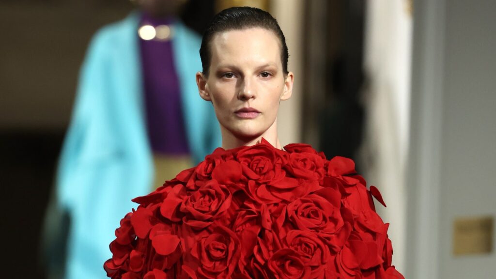 Dans la collection haute couture printemps-été 2024 de Valentino, les tissus ont été sculptés avec grâce et savoir-faire.