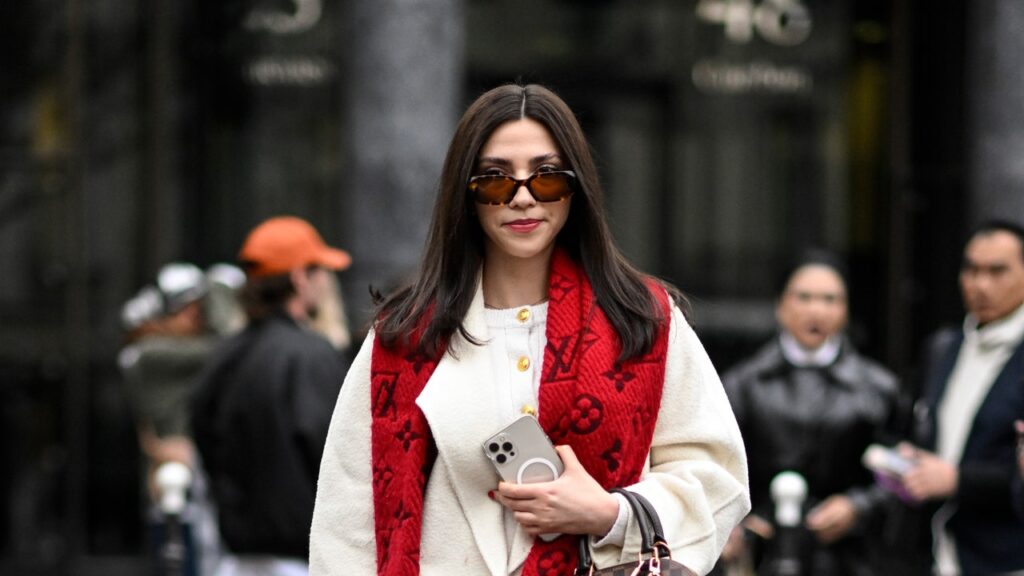 Echarpe rouge : l’accessoire (chaud) pour mettre de la couleur dans votre hiver 2024