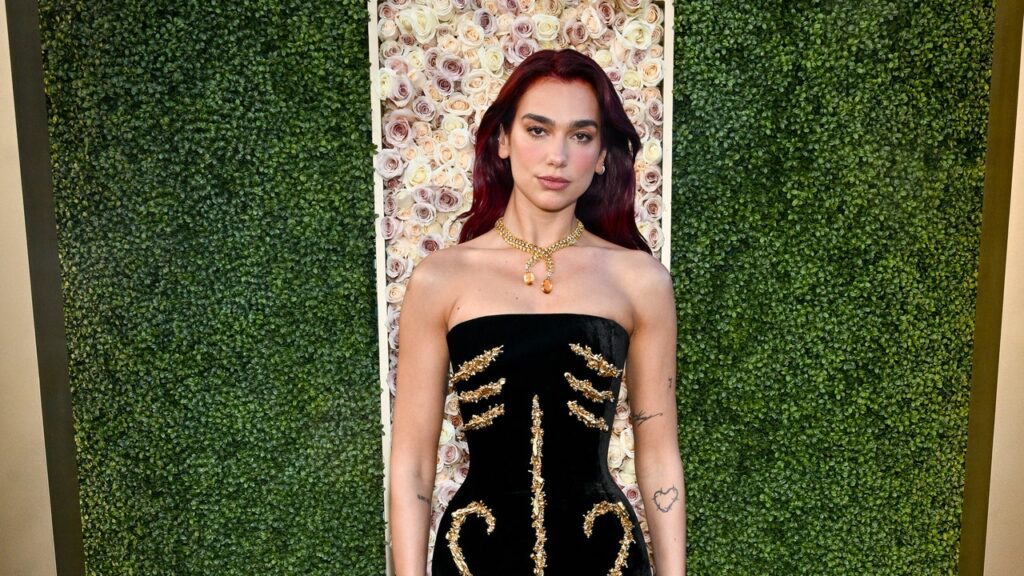 Golden Globes 2024 : Dua Lipa fait revivre le glamour du vieil Hollywood avec l’aide de Tiffany & Co.