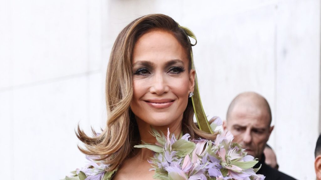 Jennifer Lopez s’inscrit dans l’esthétique ‘Coquette’ du défilé Elie Saab avec un détail aussi beau qu’inattendu.