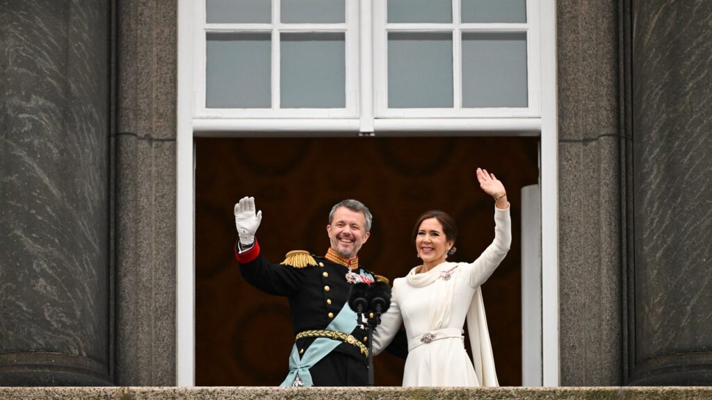 La reine Marie de Danemark opte pour le blanc lors de son accession au trône