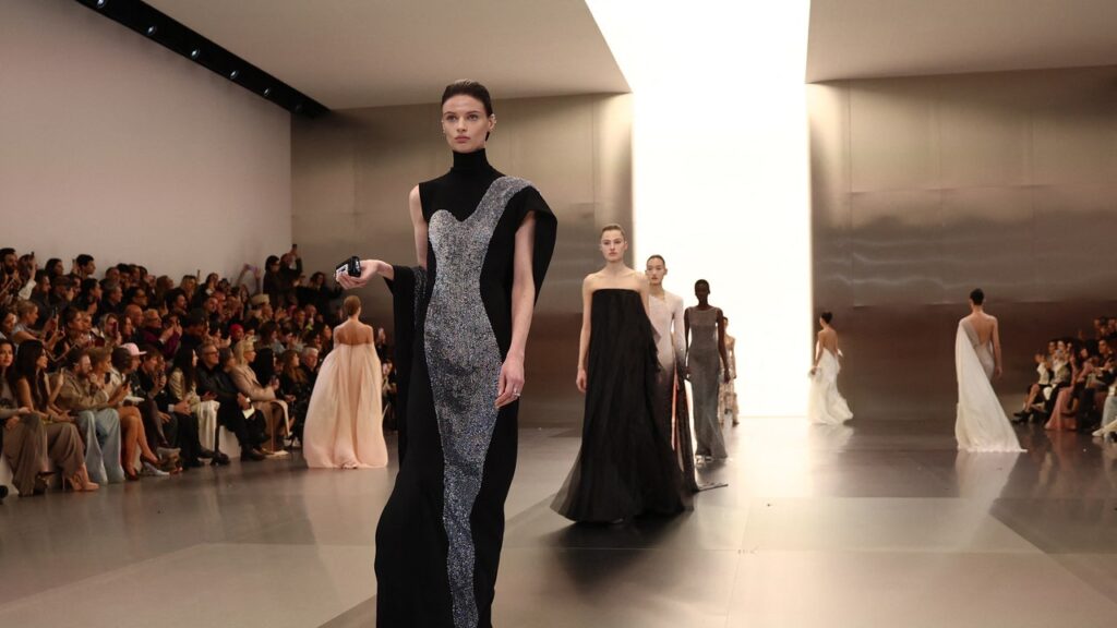 Le défilé printemps-été 2024 de Fendi prouve que la Haute Couture peut être aussi pragmatique que sophistiquée.