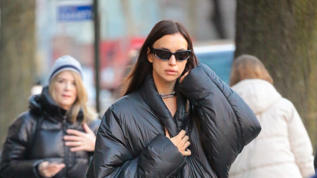 Oubliez le manteau de duvet traditionnel : Irina Shayk propose une alternative parfaite.