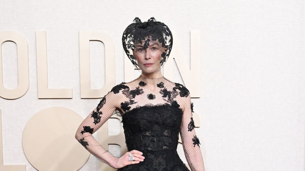 Rosamund Pike opte pour un look très « Saltburn » aux Golden Globes 2024