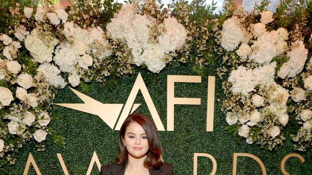 Selena Gomez réinvente le tailleur à pinces classique sur le tapis rouge des AFI Awards 2024