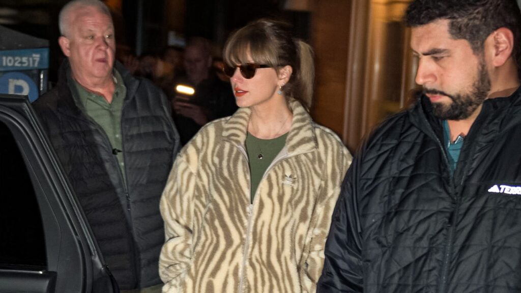 Taylor Swift a une veste que vous allez vouloir emprunter à votre petit ami.