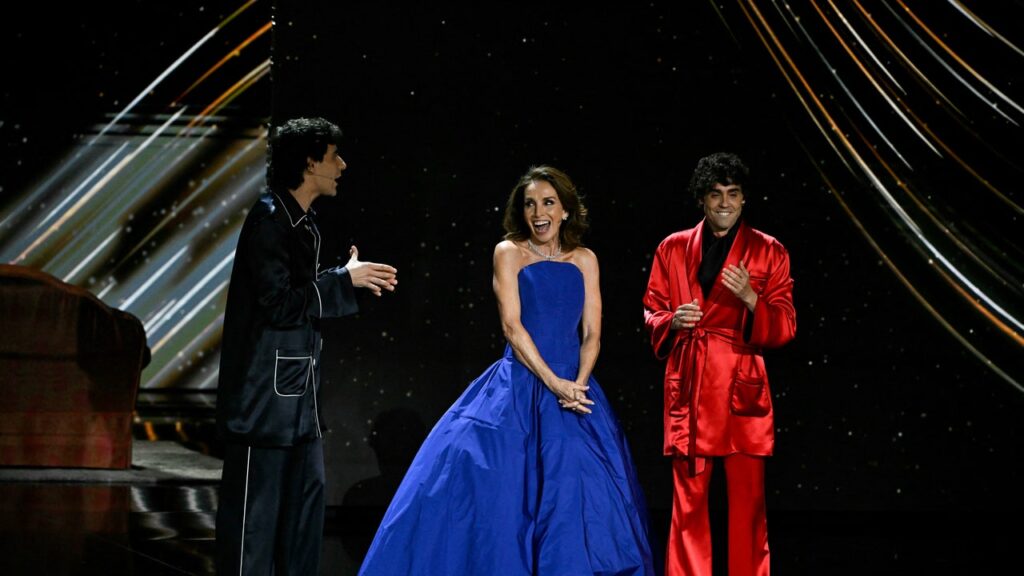 Ana Belén aux Goya Awards 2024 (ou la robe intemporelle qui fera toujours mouche)