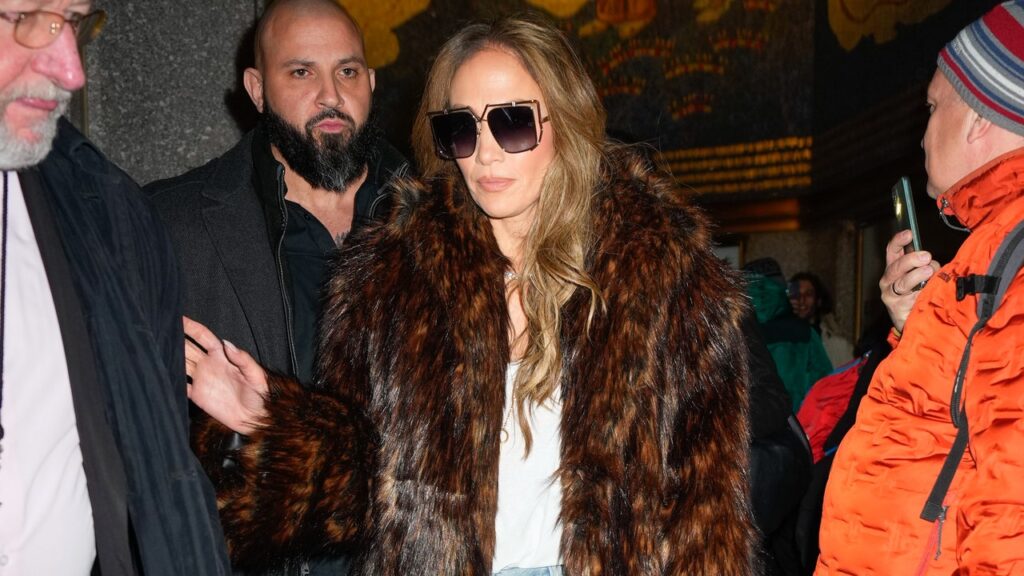 Les manteaux « Mob wife » sont la nouvelle obsession de Jennifer Lopez