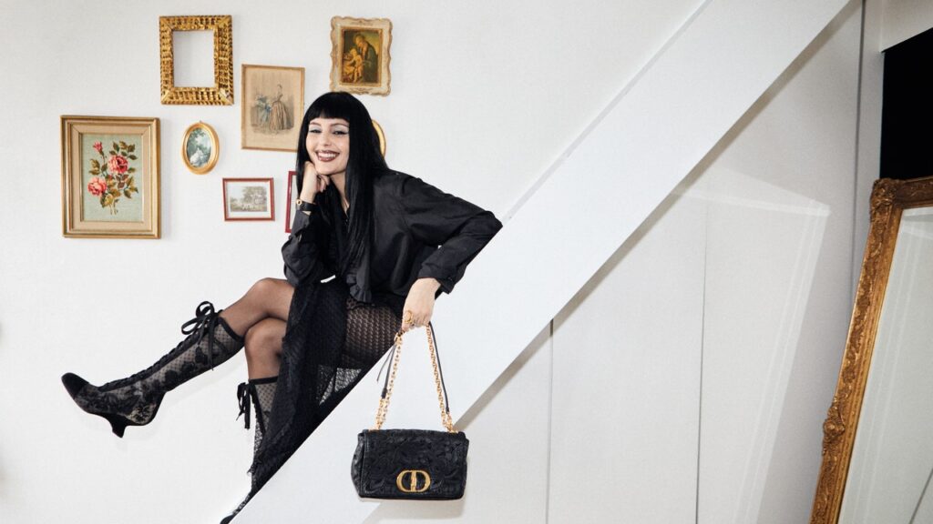 Maria Bernad opte pour une tenue Dior aux accents gothiques pour éblouir Paris