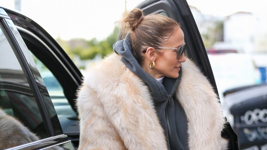 Jennifer Lopez l’affirme : il est possible de s’habiller comme une « Mob Wife » avec une touche urbaine.