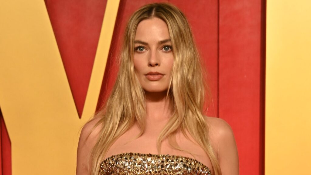 La robe de Margot Robbie (signée Mugler) lors de la soirée des Oscars 2024 est le couronnement d’une époque dorée.