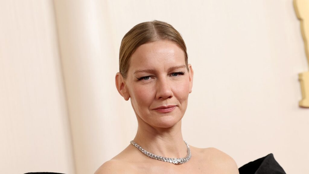 Oubliez la robe de Sandra Hüller aux Oscars 2024, les vraies stars sont ses chaussures ornées de bijoux.