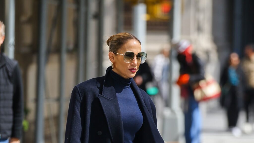 Jeans de travail : le nouveau (et très confortable) pantalon de Jennifer Lopez augure d’un retour définitif au grunge